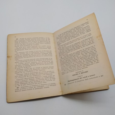 Il nuovo codice della strada 1959, Aquila. Macchie e scollature