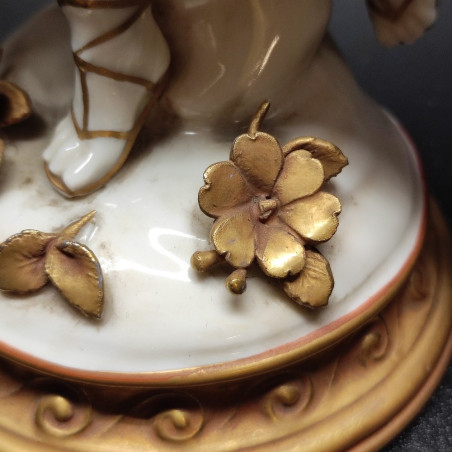Ceramica Capodimonte su stampo Ginori finitura in oro figura danzante h. 23 cm