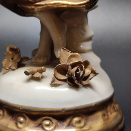 Ceramica Capodimonte su stampo Ginori finitura in oro figura classica h. 19 cm