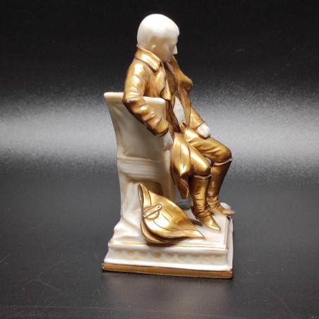 Statuina in ceramica bianca con decoro in oro Napoleone Bonaparte seduto h.12 cm