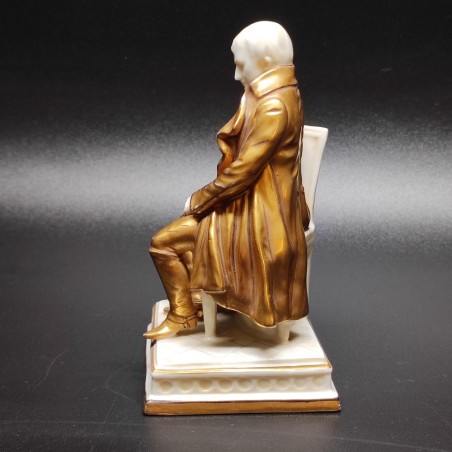 Statuina in ceramica bianca con decoro in oro Napoleone Bonaparte seduto h.12 cm