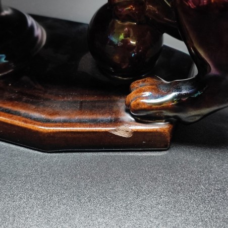 Ceramica leone rampante con spada e zampa poggiata su vaso lavorazione a lustro
