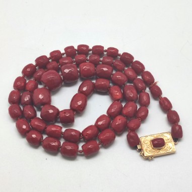 Collana in barilotti di corallo rosso, periodo anni 60 fermaglio in oro