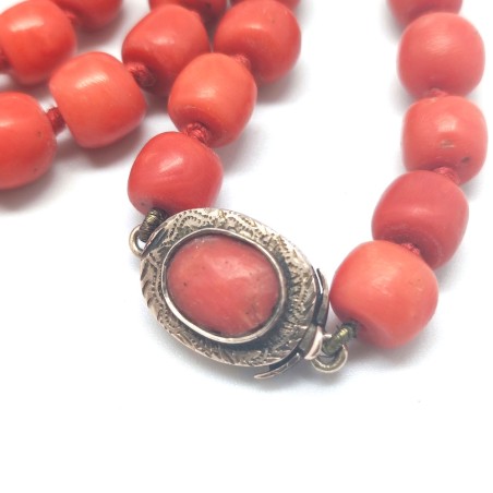 Collana anni 60 in barilotti di corallo rosa lunghezza estesa 61,5 cm