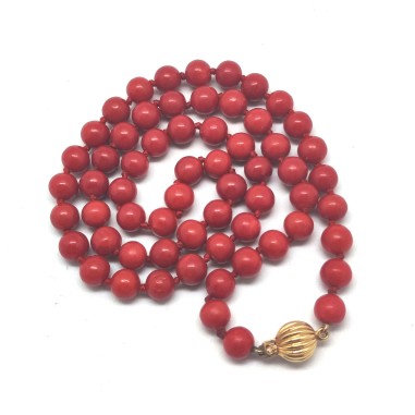 Collana di sfere di corallo rosso anni 60 fermaglio in oro 750