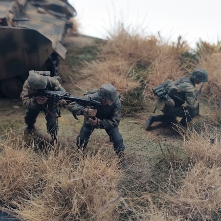 Diorama WWII carro Panzer II in supporto fanteria KURSK anno 1943 sc. 1/35