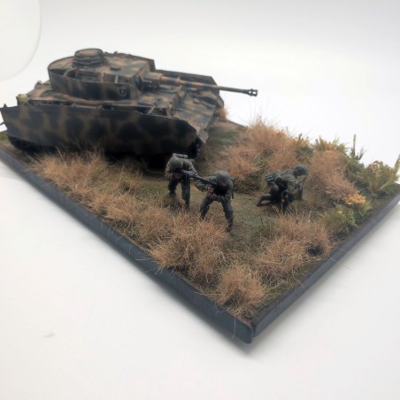Diorama WWII carro Panzer II in supporto fanteria KURSK anno 1943 sc. 1/35