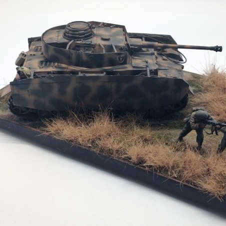 Diorama WWII carro Panzer II in supporto fanteria KURSK anno 1943 sc. 1/35