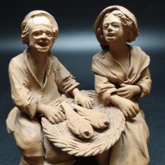 Statuina in terracotta G. Vaccaro anni 20 pescatore con donna 2