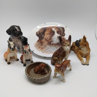 Lotto di 7 statuine di cani in ceramica e piatto da esposizione