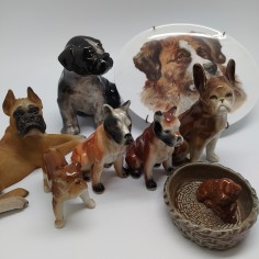 Lotto di 7 statuine di cani in ceramica e piatto da esposizione 2