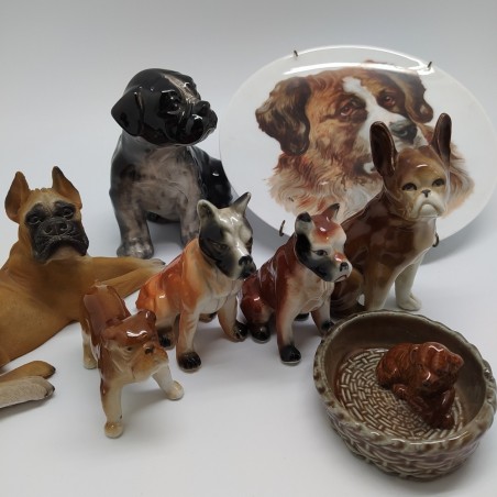 Lotto di 7 statuine di cani in ceramica e piatto da esposizione