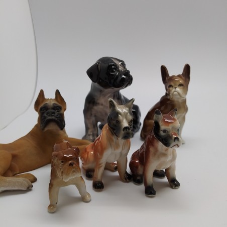 Lotto di 7 statuine di cani in ceramica e piatto da esposizione