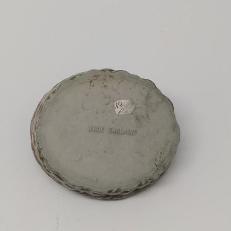 Lotto di 7 statuine di cani in ceramica e piatto da esposizione