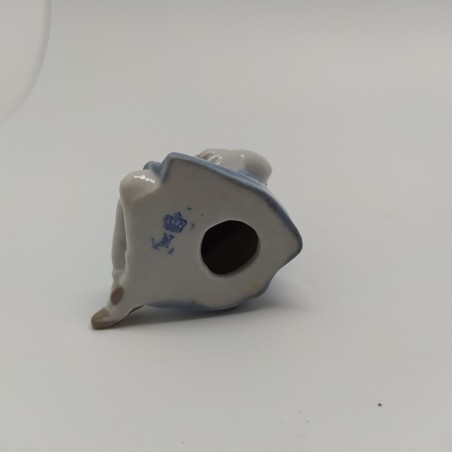 Lotto di 3 soprammobili in ceramica e vetro: bambina, ballerini e vasetto