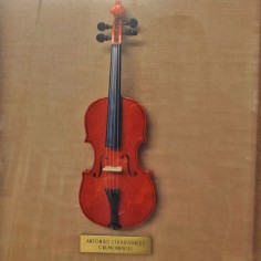 Modellino violino Stradivari l. 17,5 cm in quadro 2