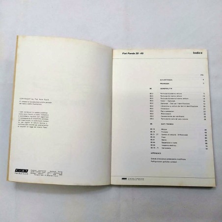 Libretto dati tecnici Fiat Panda 30-45, 1979. Ingiallimenti e macchie in coperti