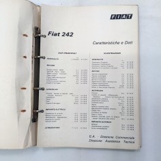 Cartellina ad anelli Caratteristiche e dati vetture Fiat 242, 1974. Pieghe 2