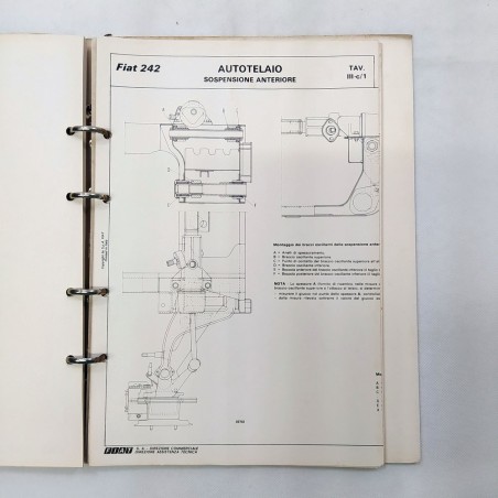 Cartellina ad anelli Caratteristiche e dati vetture Fiat 242, 1974. Pieghe