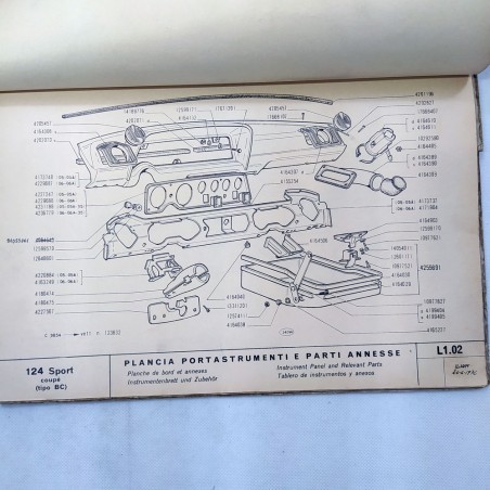 Fiat 124 Sport coupé Catalogo parti di ricambio, 1972. Macchie e segni a penna
