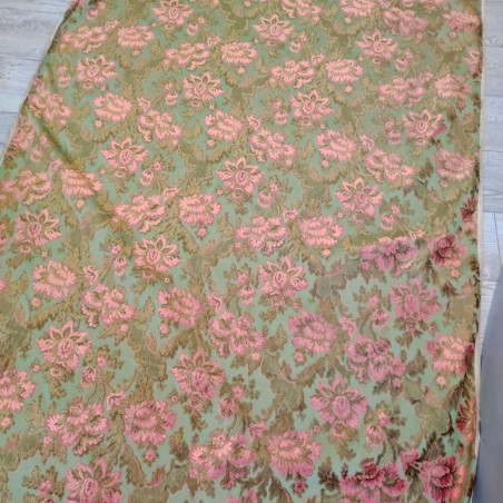 Pezza di tessuto boccato fiori rossi su verde h. 130 cm l. 300 cm