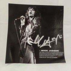 Ritaglio di rivista con Mick Jagger e autografo NON dell'artista