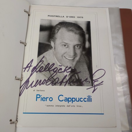 Cartellina con foto biglietti locandine autografi Piero Cappuccilli Afredo Kraus