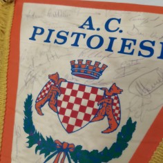 Gagliardetto del Pistoiese calcio con autografi - Pieghe 2