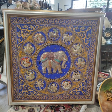 Quadro indiano con elefante e zodiaco ricamati a rilievo