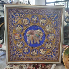 Quadro indiano con elefante e zodiaco ricamati a rilievo 2