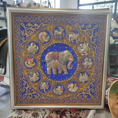 Quadro indiano con elefante e zodiaco ricamati a rilievo