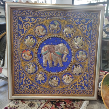 Quadro indiano con elefante e zodiaco ricamati a rilievo