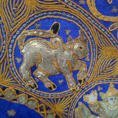 Quadro indiano con elefante e zodiaco ricamati a rilievo