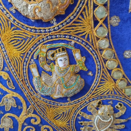 Quadro indiano con elefante e zodiaco ricamati a rilievo