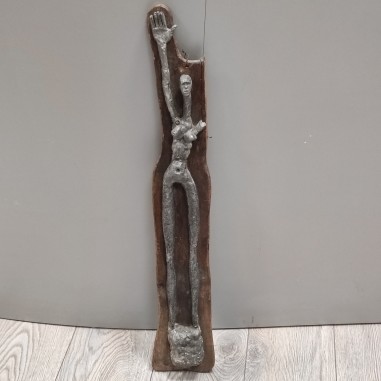 Scultura in metallo e legno donna con braccio alzato, h. 74 cm