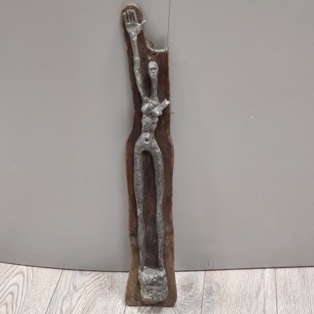 Scultura in metallo e legno donna con braccio alzato, h. 74 cm