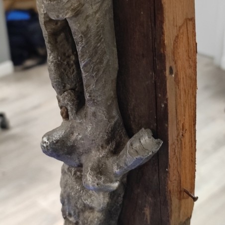 Scultura in metallo e legno donna con braccio alzato, h. 74 cm