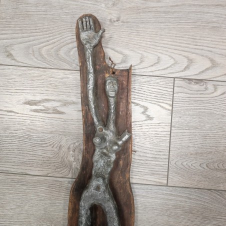 Scultura in metallo e legno donna con braccio alzato, h. 74 cm
