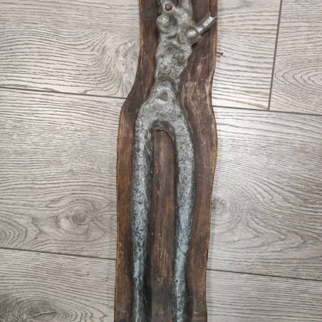 Scultura in metallo e legno donna con braccio alzato, h. 74 cm