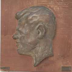 Testa in bronzo di J.F. Kennedy su tavola in legno 30x30 cm 2