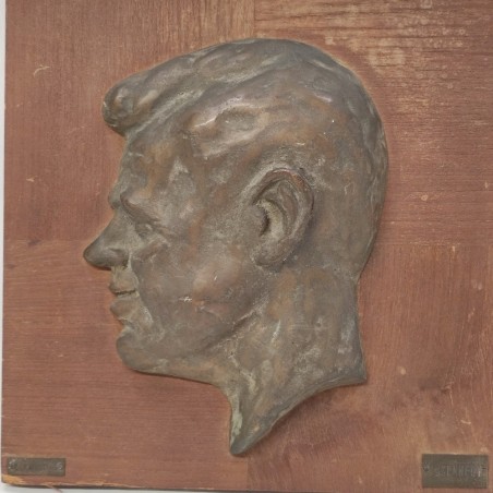 Testa in bronzo di J.F. Kennedy su tavola in legno 30x30 cm