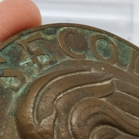 Placca rotonda dei Arma dei Carabinieri in bronzo con motto. Leggera ossidazione