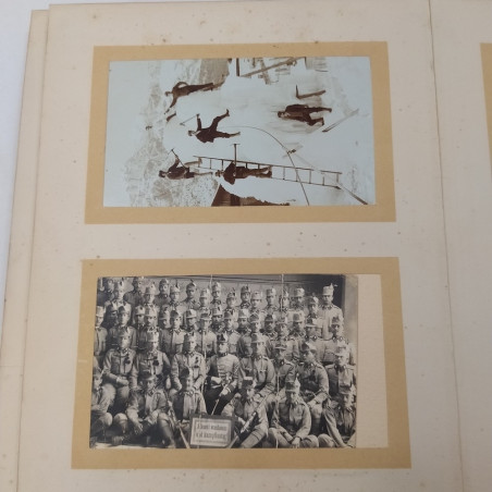 Album di 43 cartoline postali soggetti militari e paesaggi anni '10. Scolorite