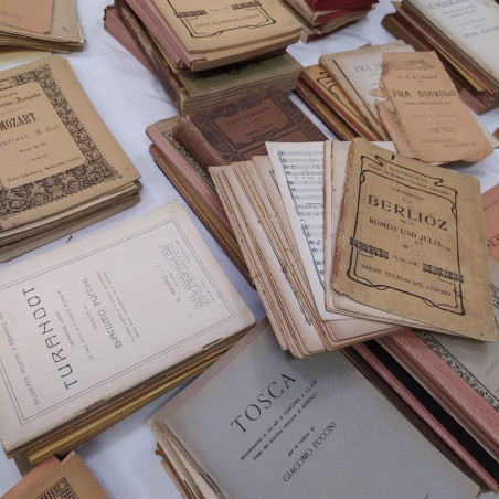 Lotto di 135 libretti di opere musicali libretti e spartiti '800/'900