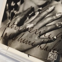 Cartolina autografa della cantante Josephine Baker, dim. 14x9 cm. Ingiallimenti 2