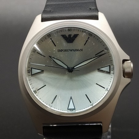 Orologio Armani da uomo al quarzo, cinturino in pelle nero moderno. Inusato