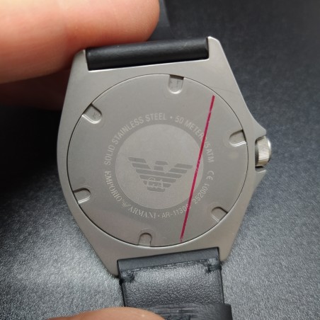 Orologio Armani da uomo al quarzo, cinturino in pelle nero moderno. Inusato
