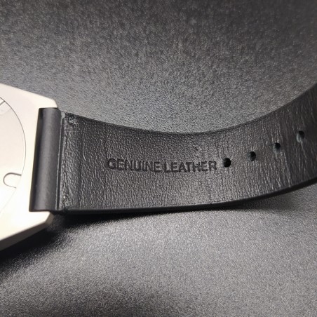 Orologio Armani da uomo al quarzo, cinturino in pelle nero moderno. Inusato