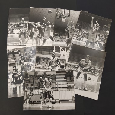 Lotto di 8 foto di giocatori di basket Torino 24x17,5 cm con macchie sul retro