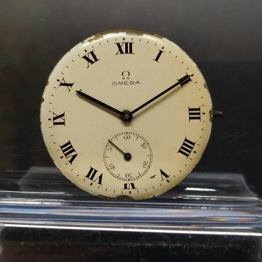 Movimento e quadrante orologio Omega con numeri romani, lancette nere. Graffi